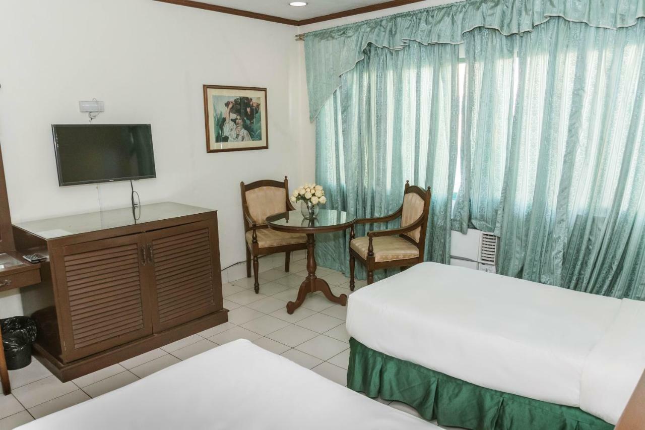 La Fiesta Hotel Iloilo City Exterior foto